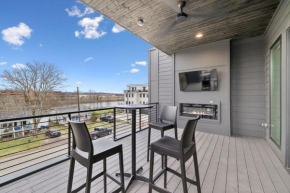 Sleek Multi-Level Stay Rooftop Views & Pool Table